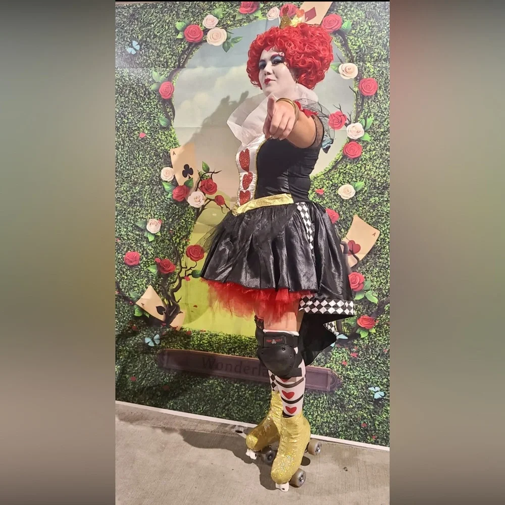 The Queen of Hearts/ The Red Queen Women’s Costume - Picture 14 of 14